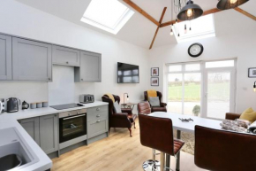 Stunning Coach House with two bedrooms and parking